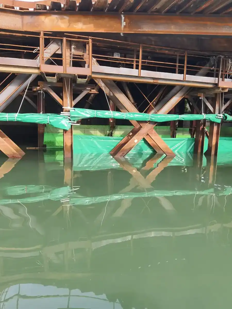 Diversion sheets under the bridge platform · 橋台下的導流防水布