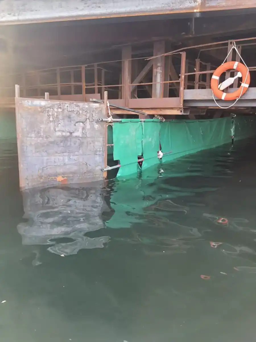 Sheets fixed along the platform frame · 沿台架固定的防水布