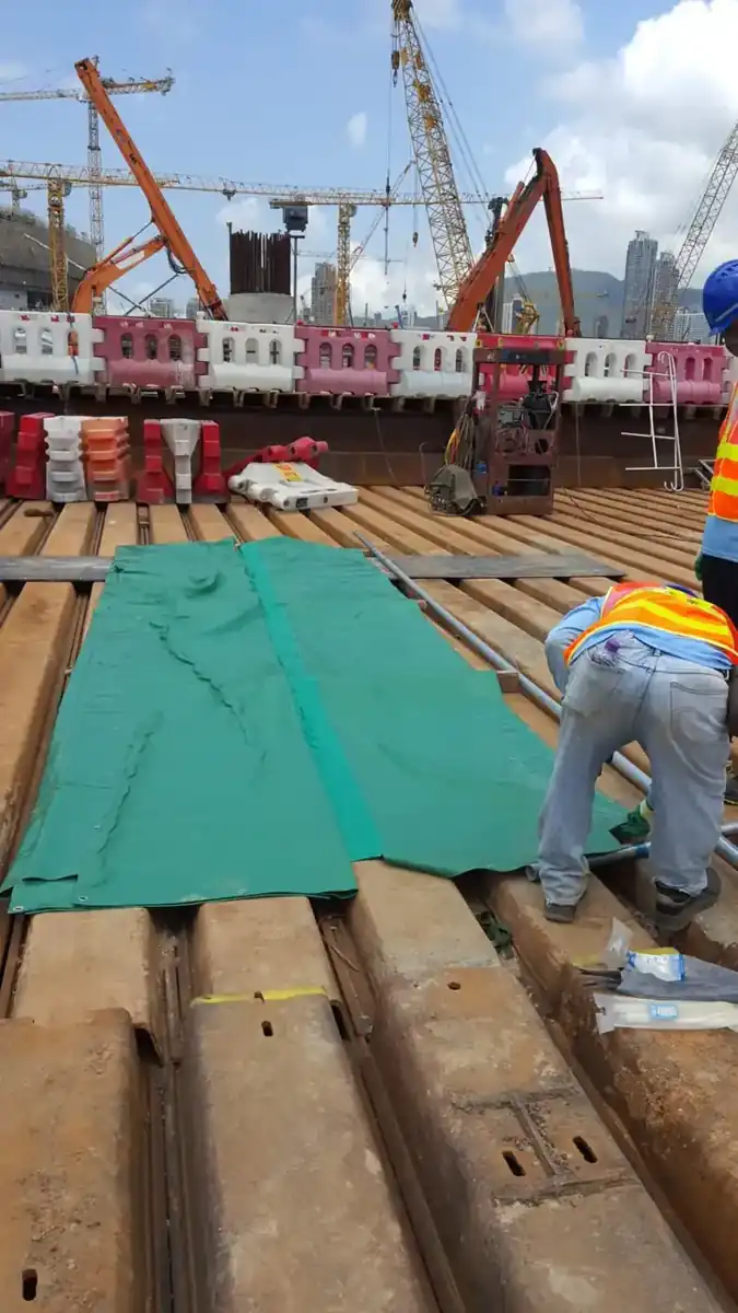Preparing sheets on the working platform · 在工作平台上預先加工